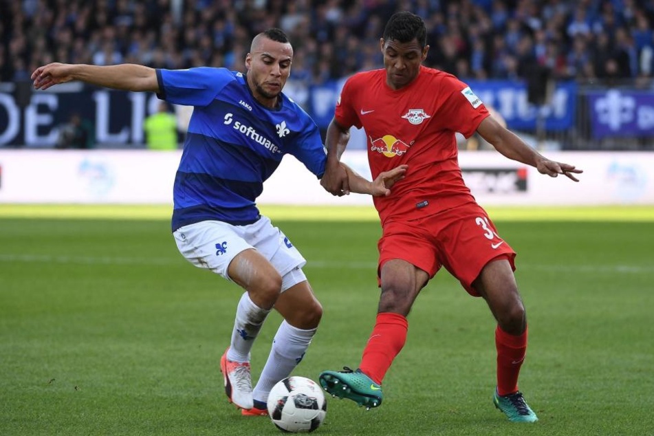 Änis Ben Hatira im Zweikampf mit RB-Mann Compper.