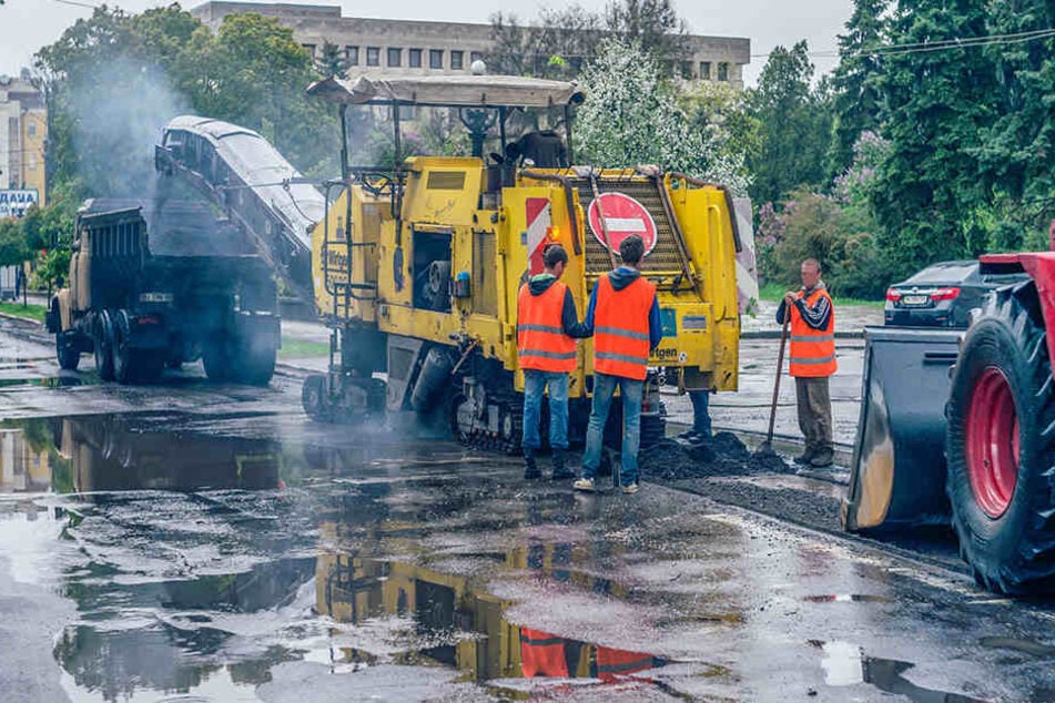 Der Mann wurde in einer Planiermaschine eingeklemmt. (Symbolfoto)