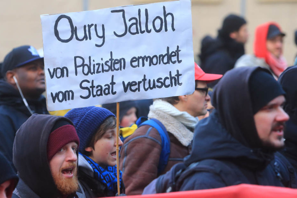 In Halle (Saale) fordern Aktivisten am Samstag die Aufklärung des Todes von Oury Jalloh. (Archivbild)
