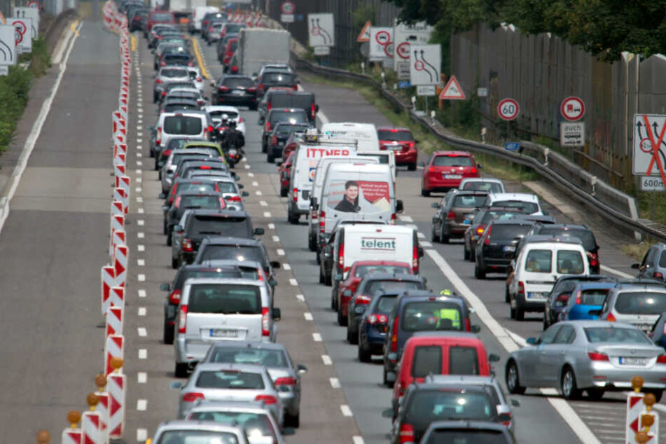 Der Stau in NRW wird immer länger, neue Baustellen könnten das Problem verschlimmern.