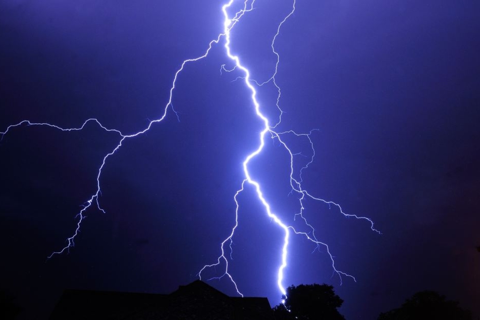 Bei einem Gewitter am Donnerstag schlug ein Blitz auf einen Campingplatz ein. (Symbolbild)