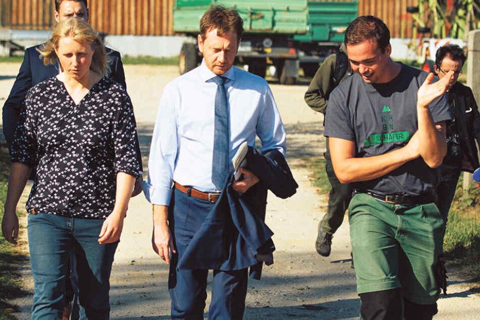 Ministerpräsident Michael Kretschmer (43, CDU) traf sich gestern mit Stationsleiterin Annett Hertweck (43, l.) und Schäfer Felix Wagner.