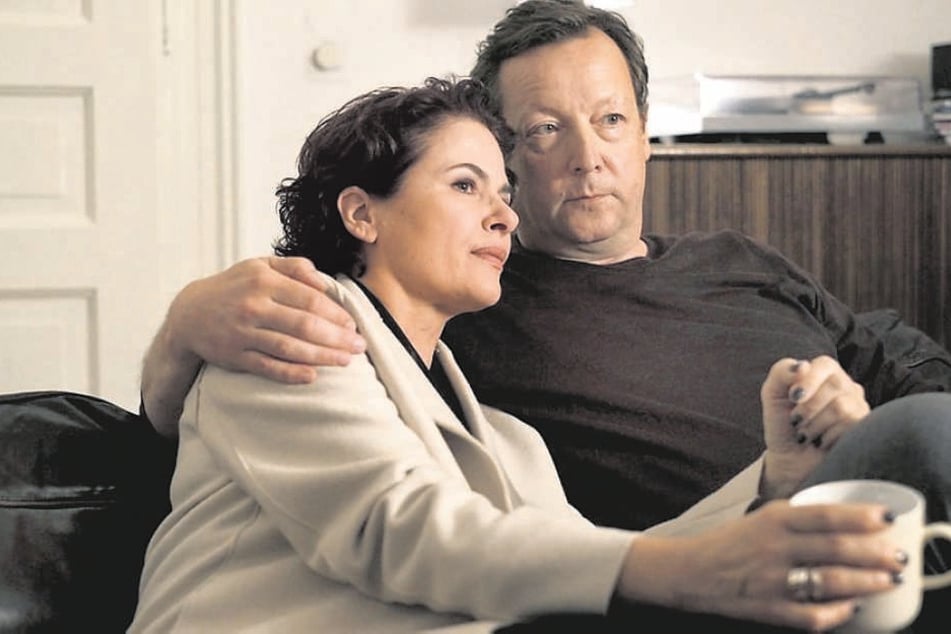 Nach dieser Szene fiel die letzte Klappe: Meuffels und Constanze Hermann (Barbara Auer) kommen sich auf der Couch nochmal näher.