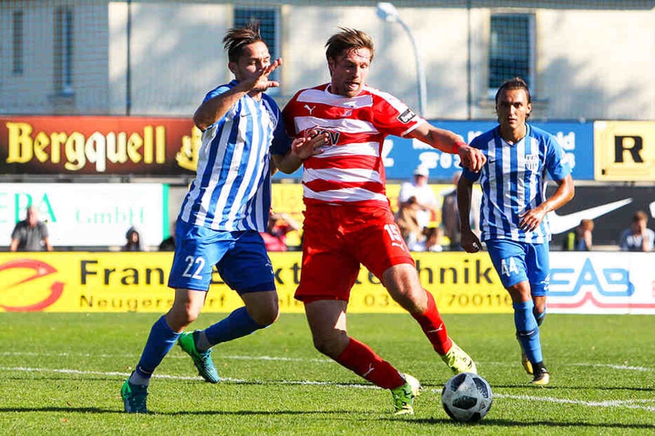 Der FSV Zwickau, hier mit Ronny König (Vorne-Mitte), muss beim Oberligisten FC Eilenburg antreten.