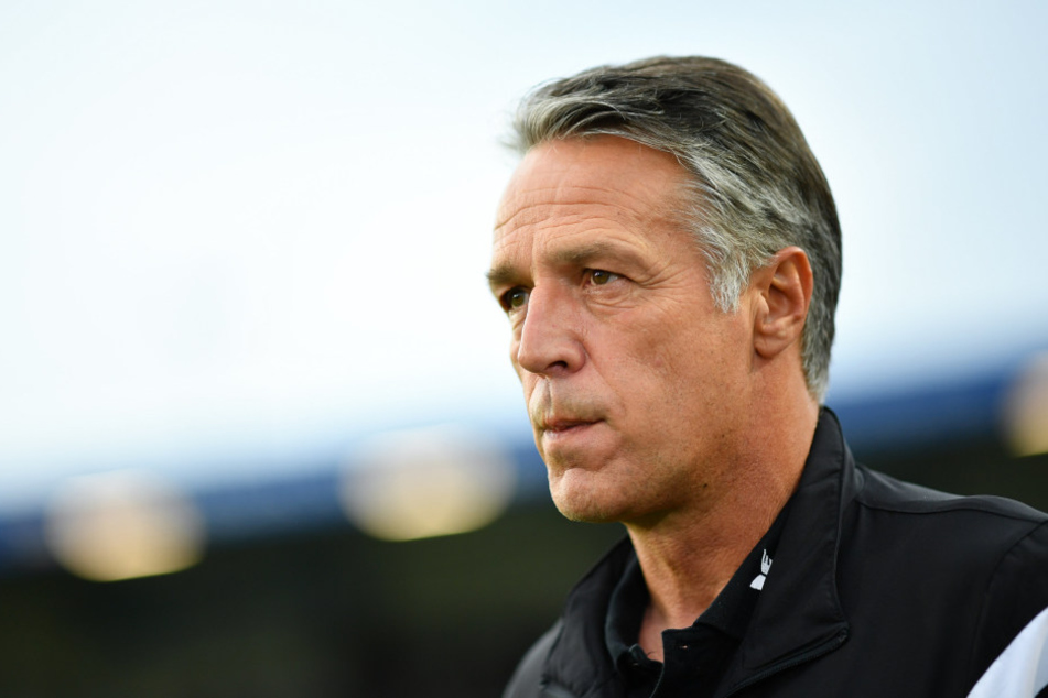Ratloser Blick bei Dynamo-Coach Uwe Neuhaus.