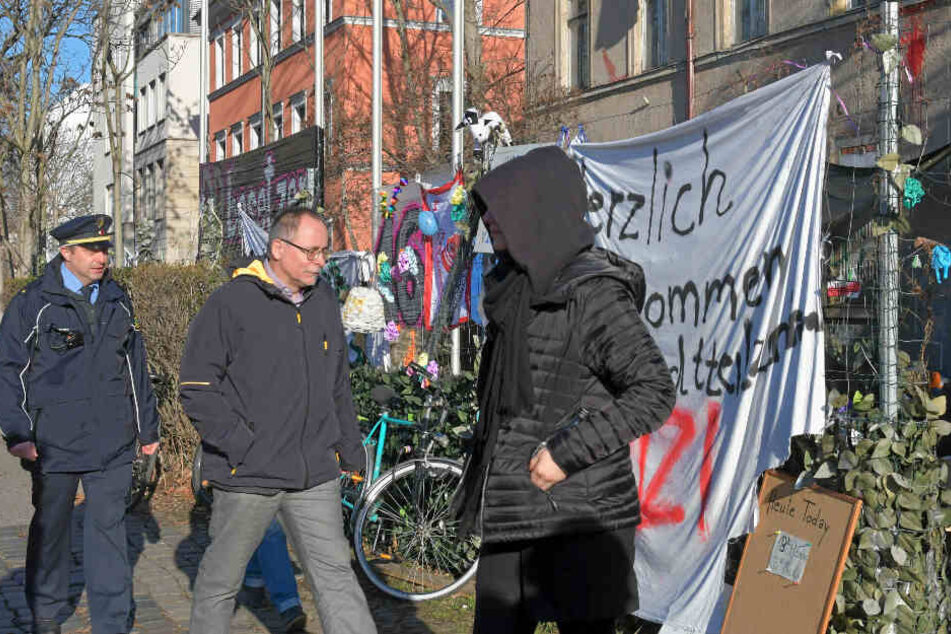 Gemeinsam mit Revierleiter Sven Fischer (41) besuchte Ortsamtsleiter André Barth (52) die Hausbesetzer.