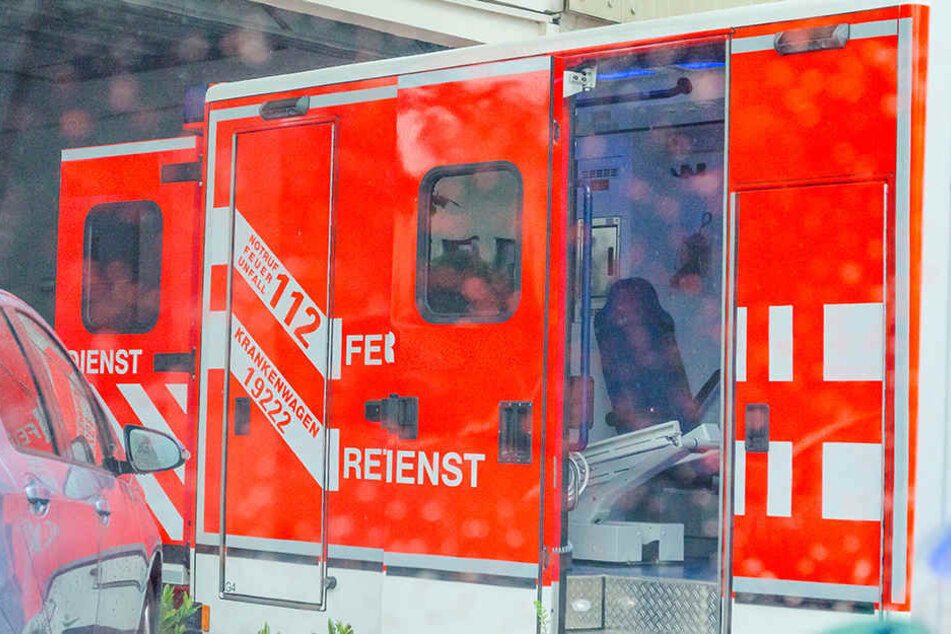 Die Frau und das Kind wurden verletzt ins Krankenhaus gebracht. (Symbolbild)