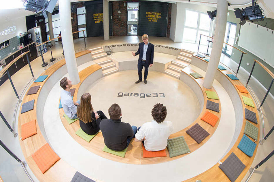 Sebastian Vogt, Geschäftsführer des TecUP der Universität Paderborn, steht in den Räumen der Garage 33.