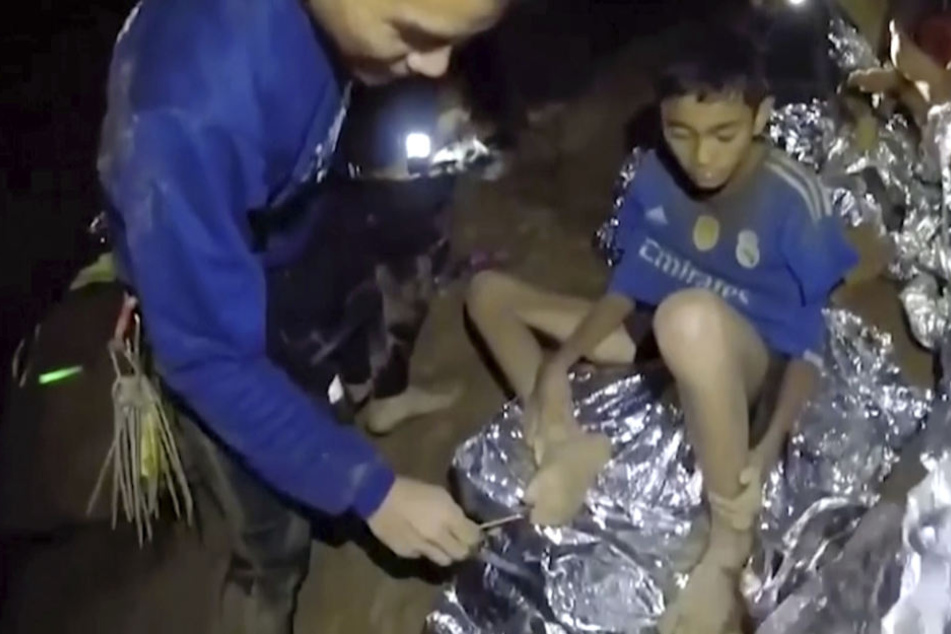 Die in der Höhle gefangenen Fußballjungen werden von den Navy Seals bis zur Rettung mit Nahrung und Medikamenten versorgt.