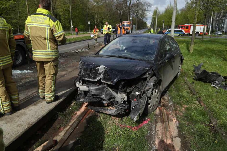 Das Auto wurde am Hecke getroffen und schleuderte dann an der Lipsiusstraße in die Haltestelle.