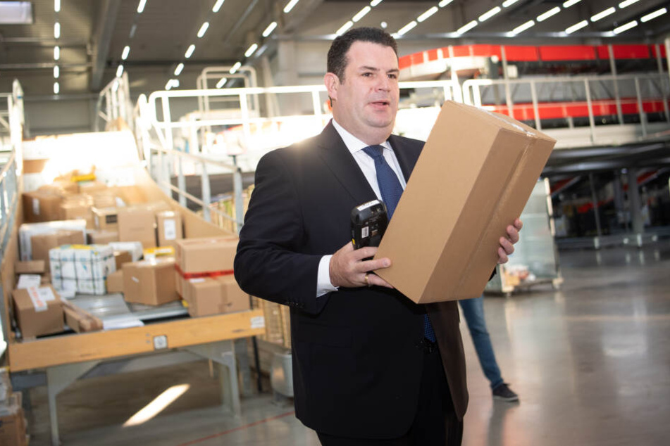 Hubertus Heil besucht eine DHL-Fabrik in Berlin.