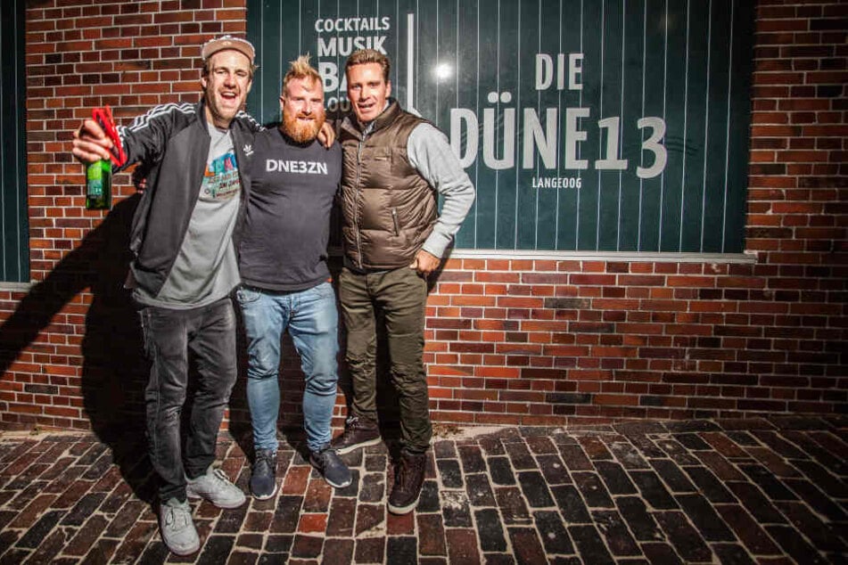 Luke Mockridge, Ron Riekarski und Jürgen Milski vor der "Düne 13".