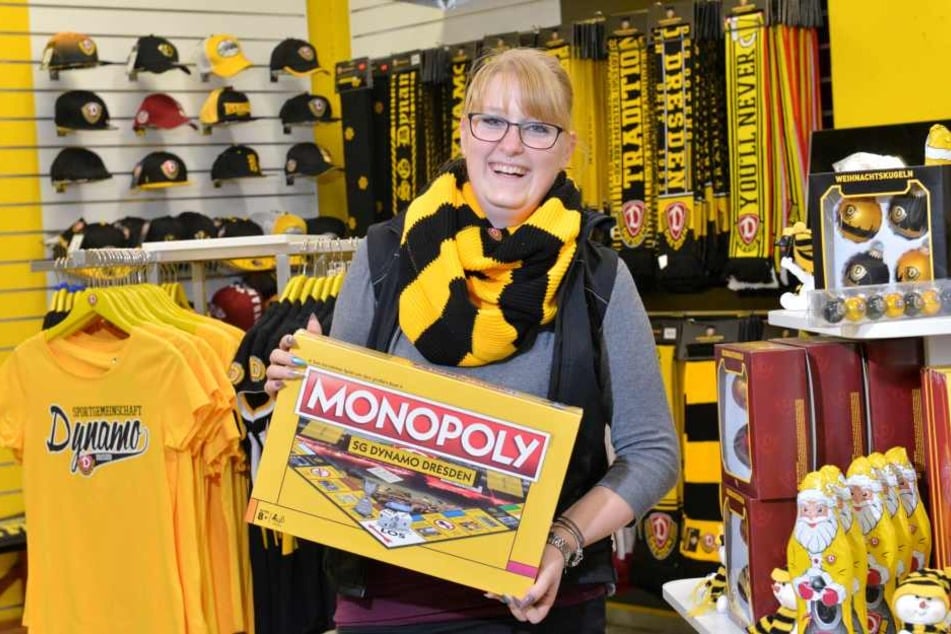 Stefanie Reichardt, Mitarbeiterin im Fanshop, zeigt das neue Brettspiel für alle Dynamo-Fans.