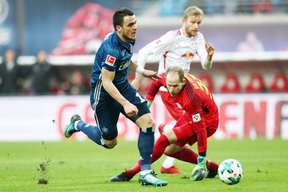 Der Ausgleich: Filip Kostic (vorn) umkurvt Torhüter Peter Gulacsi. Konrad Laimer (hinten) sprintet hinterher und versucht das Gegentor zu verhindern - vergeblich.