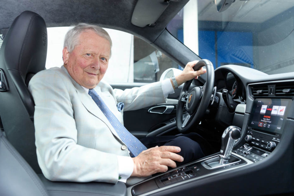 Wolfgang Porsche, Aufsichtsratsvorsitzender der Porsche AG, sitzt in einem Porsche 911.