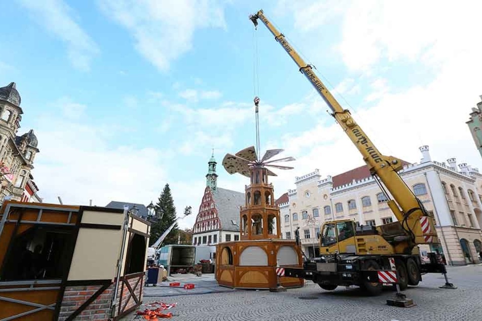 Die Pyramide wurde am Mittwoch schon aufgebaut, die restlichen Hütten und
Karussells folgen in den kommenden Wochen.
