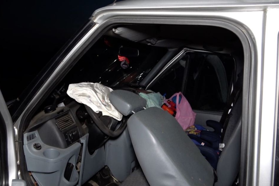 Eines der beiden Kinder, die auf Kindersitzen neben dem Fahrer saßen, starb noch am Unfallort.