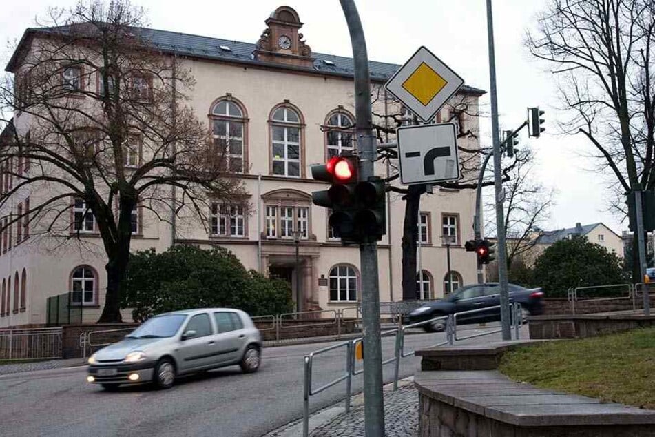 Tatort Schulweg: An dieser Fußgängerampel vor der Goethe-Grundschule in Limbach-Oberfrohna wurden die Hakenkreuze gefunden.