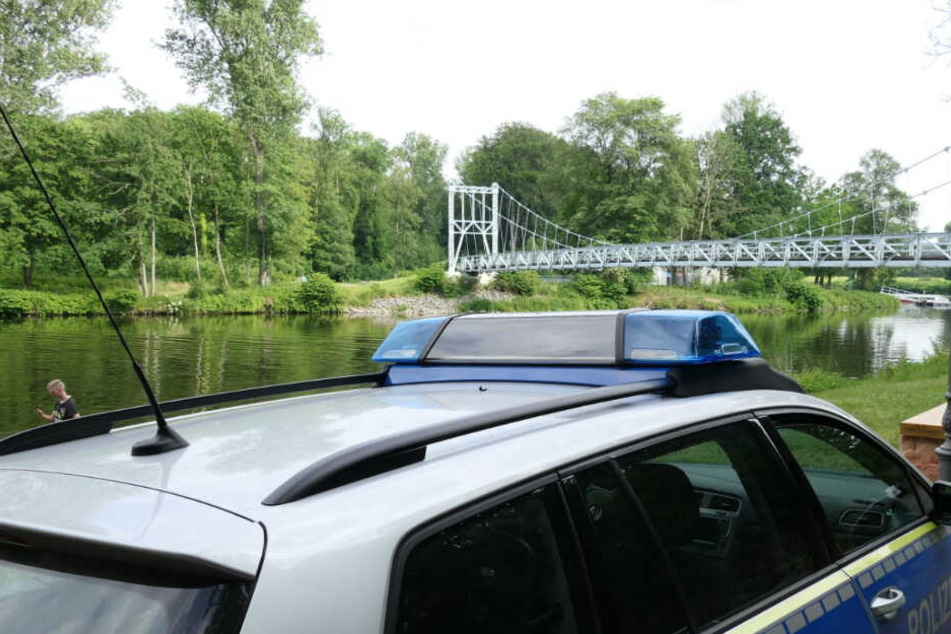 Die Polizei sperrte das Ufer der Mulde weitläufig ab.