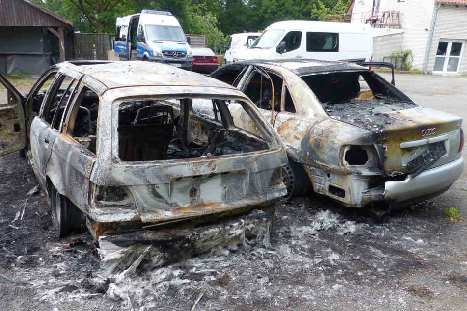 Beide Wagen brannten komplett aus.