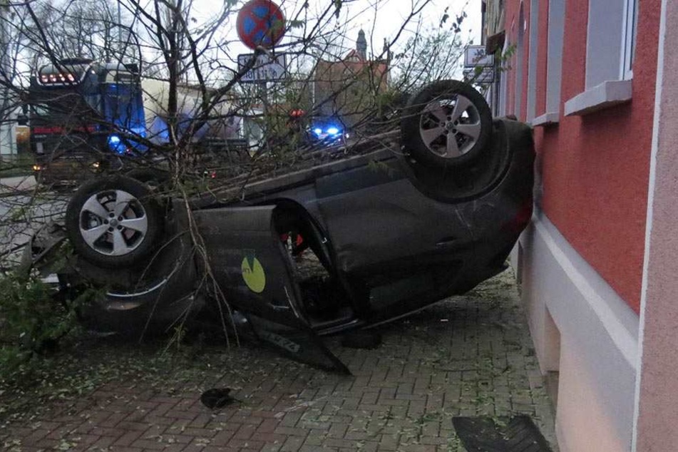 In dem Wagen saßen zwei Personen. Beide kamen mit dem Krankenwagen in die Klinik.