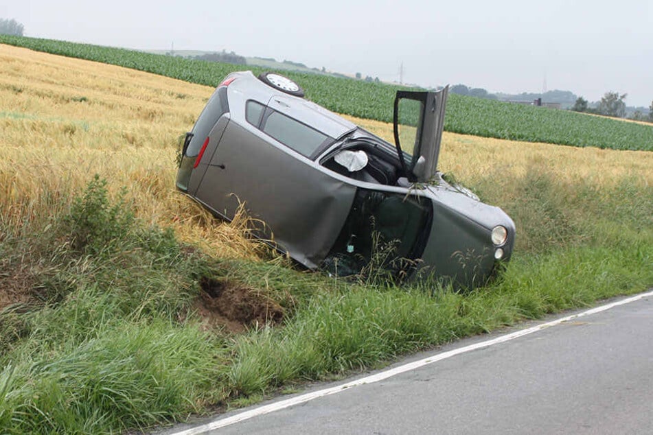 Das Auto blieb auf der Seite im Graben liegen.