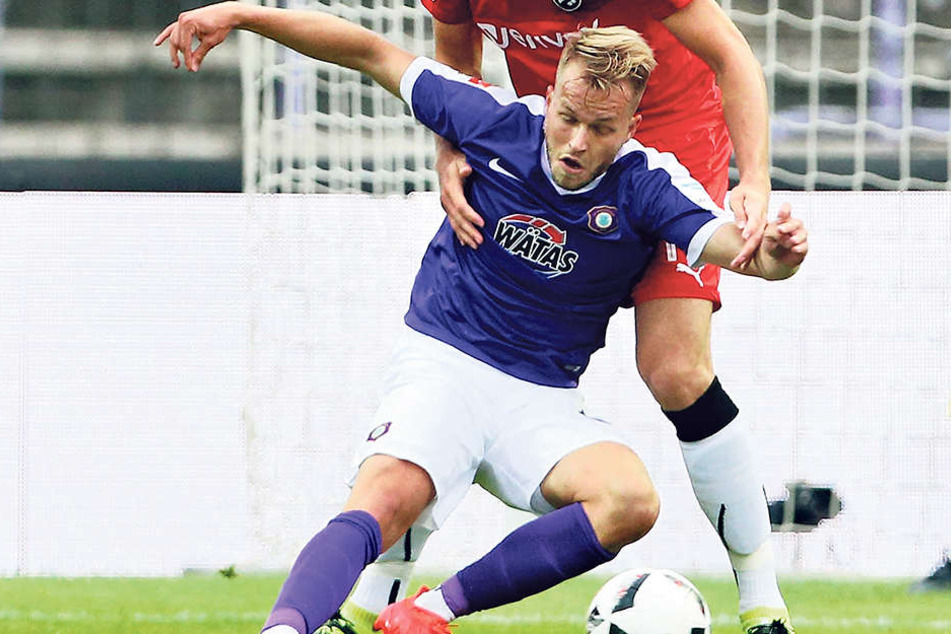 Voller Einsatz im Kampf um den Ball! Pascal Köpke (vorn, hier gegen Sandhausens Tim Kister) hat sich für Sonntag viel vorgenommen.