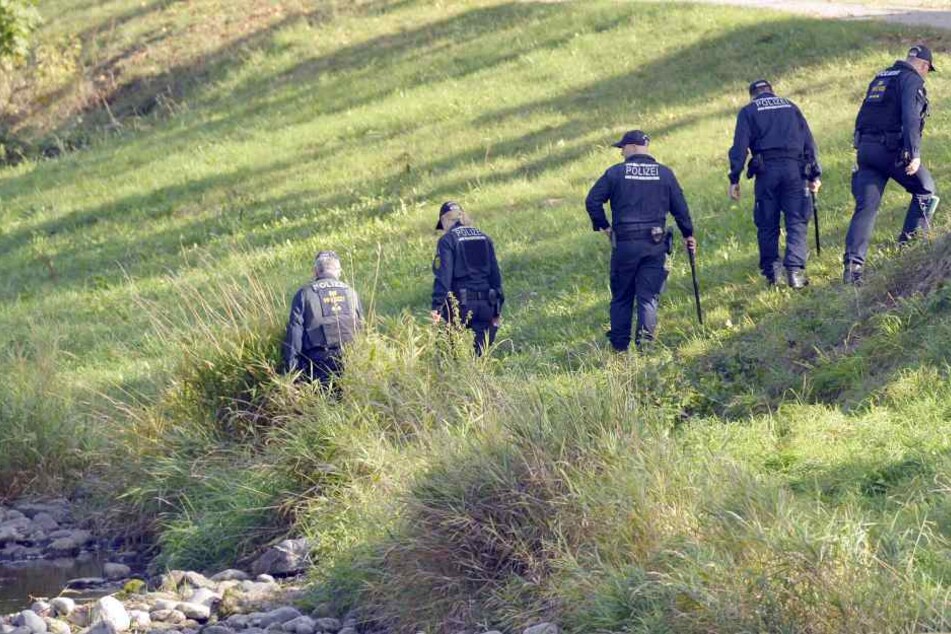 Nachdem er sich in Widersprüche verstrickt hatte, zeigte er den Beamten schließlich, wo er die Leichen vergraben hat.