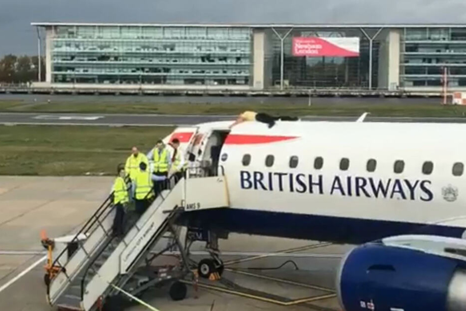 Der Demonstrant lag auf einer Britisch Airways Maschine.