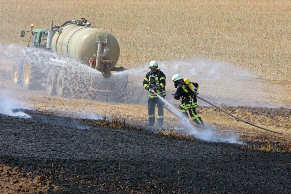 Die Landwirte unterstützten die Löscharbeiten und bewässerten die Fläche.