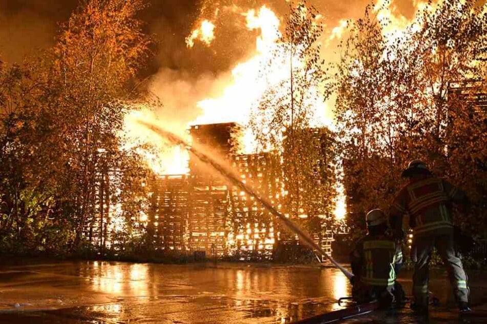 Hunderte Europaletten brannten in einer Lagerhalle in Alt-Hohenschönhausen.