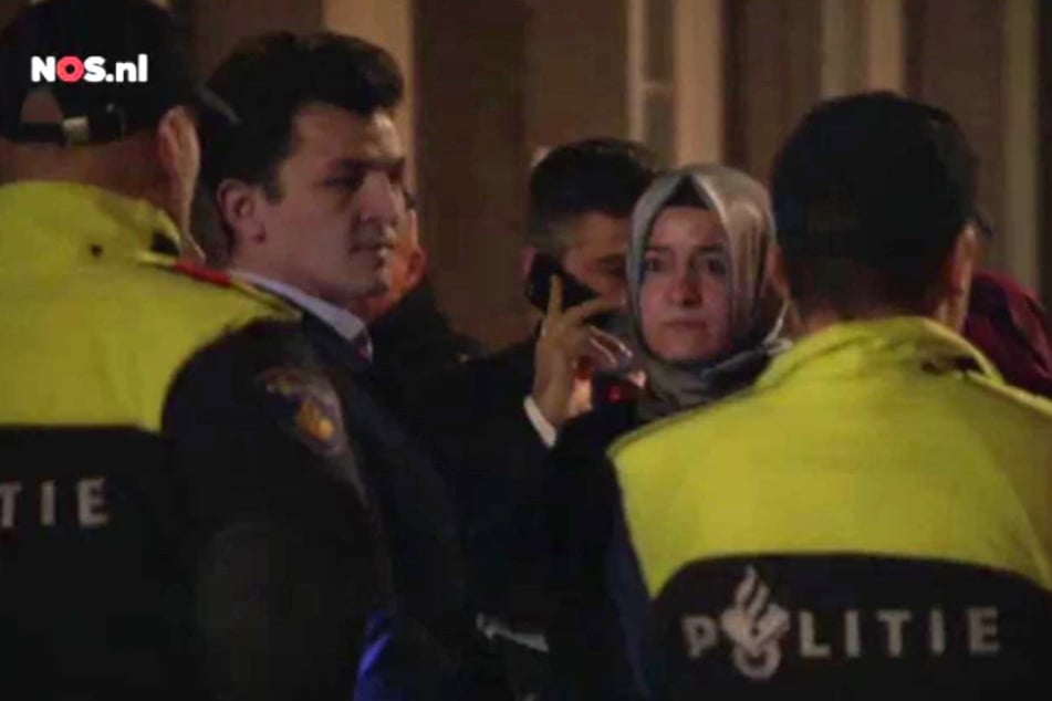 Die türkische Familien- und Sozialministerin Fatma Betül Sayan Kaya (2.v.r.) wurde am Abend im Auto in Rotterdam gestoppt.