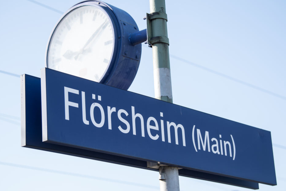 Die Polizei konnte die junge Frau am Bahn in Flörsheim aus dem Zug holen.