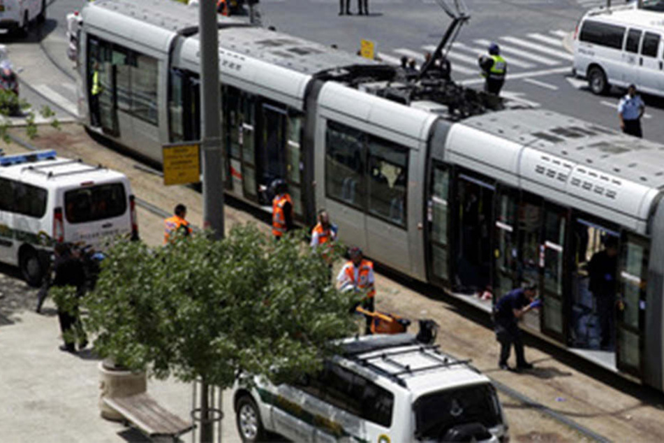 In einer Straßenbahn wurde eine 25-jährige Britin mit dem Messer attackiert.