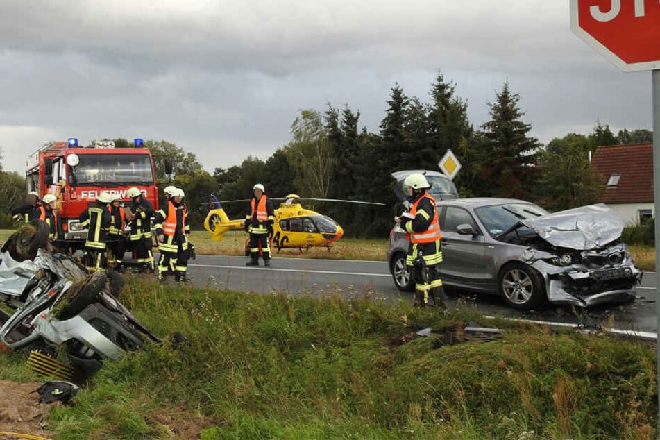 Der Ford Fiesta liegt völlig demoliert auf dem Dach im Straßengraben. Der Fahrer hatte dem BMW die Vorfahrt genommen.