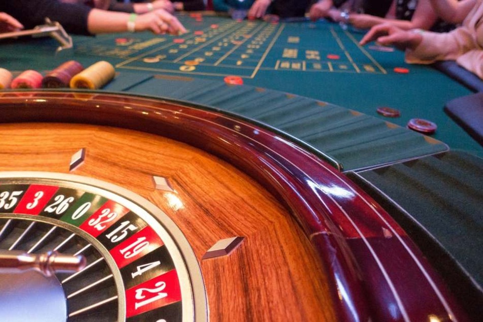 Ideal ist das Zusammenspiel aus Spielhallen und Online-Casinos.