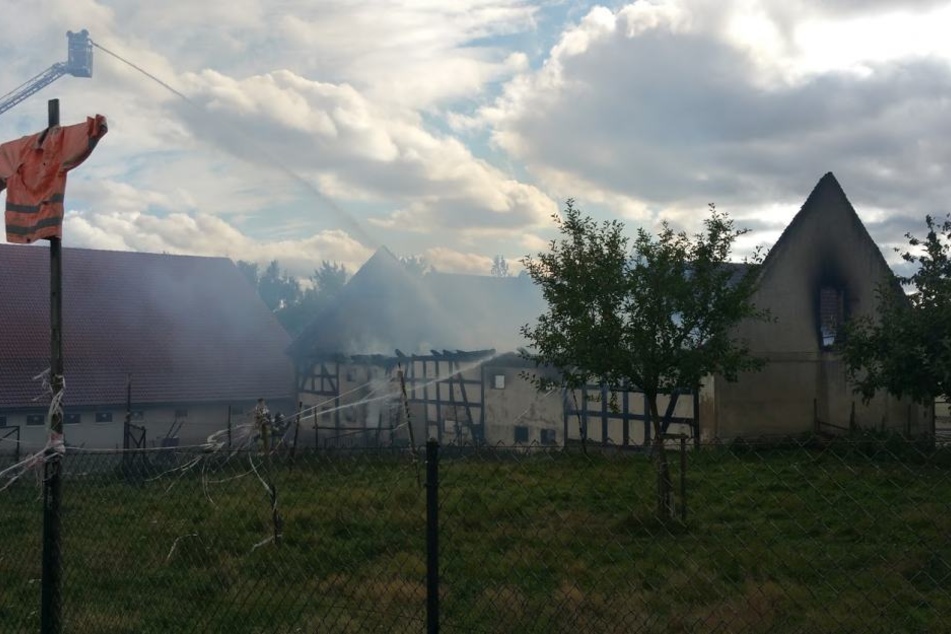Das Feuer vernichtete ein Gebäude des Hofs.
