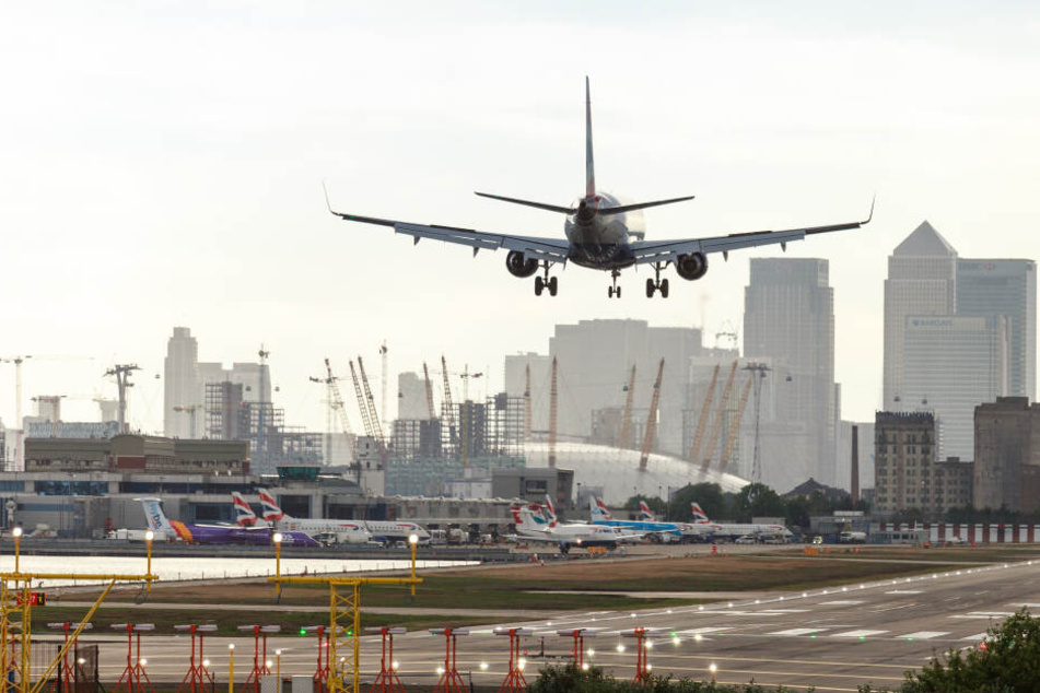 Eine British Airways Maschine landet am Flughafen London City.