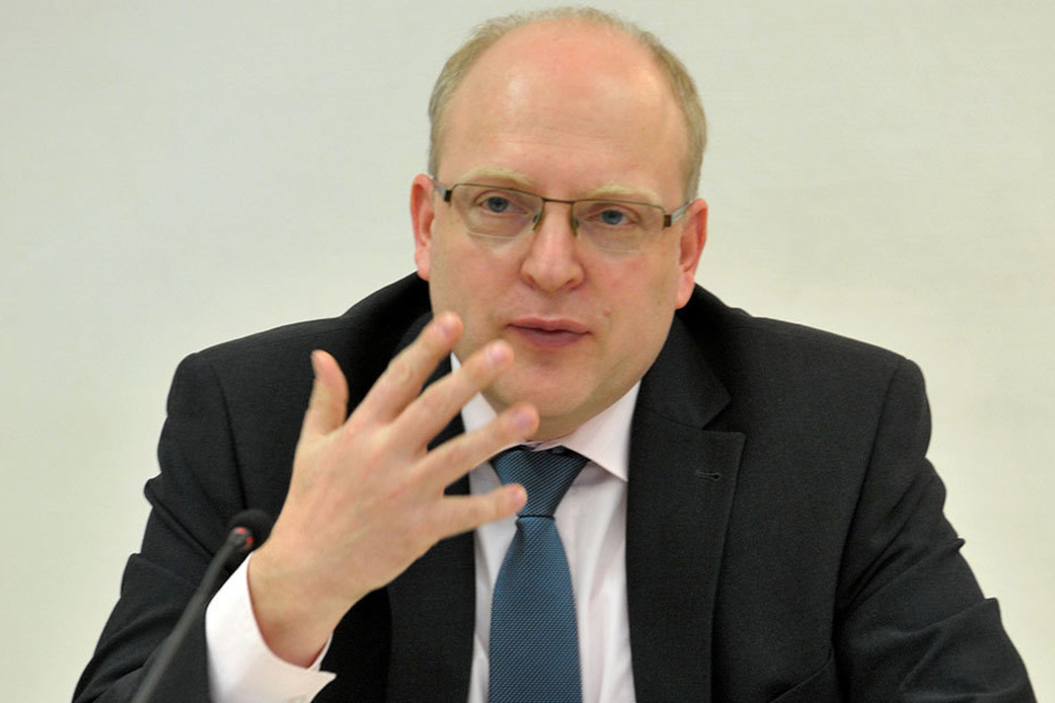 Kämmerer Sven Schulze (44, SPD) rennt 5,7 Millionen Euro ausstehender Gewerbesteuer hinterher.