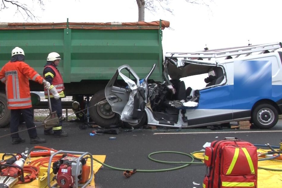 Der Fahrer des Transorters konnte sich nicht selbstständig aus seinem Wagen befreien.