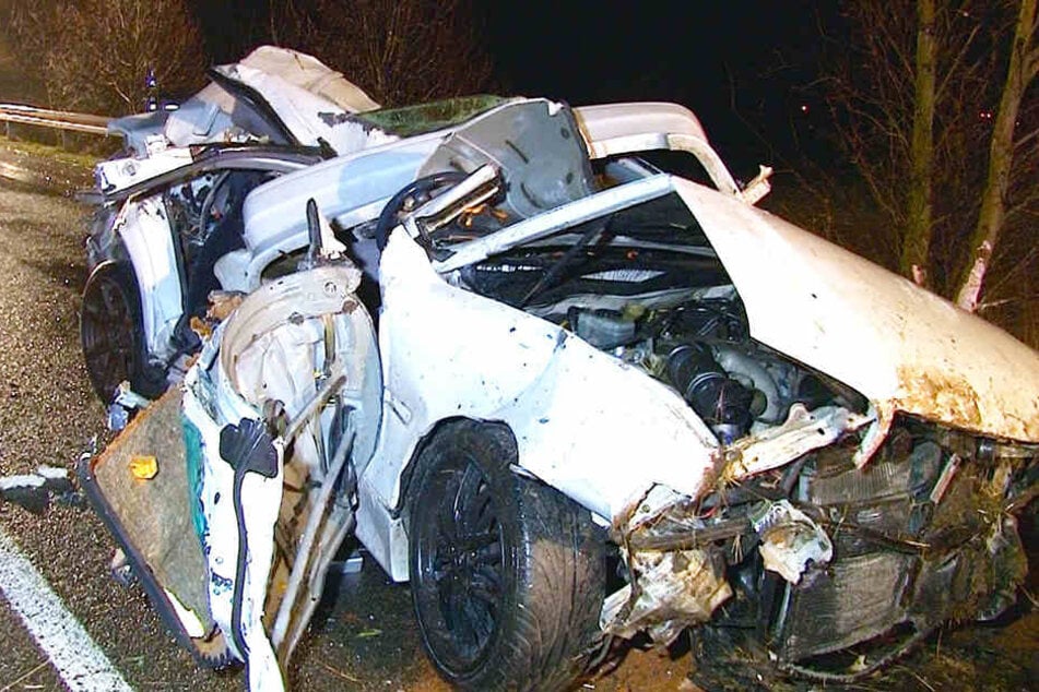 Der Rettungsdienst konnte nichts mehr für den 26-Jährigen tun. Er starb noch an der Unfallstelle.