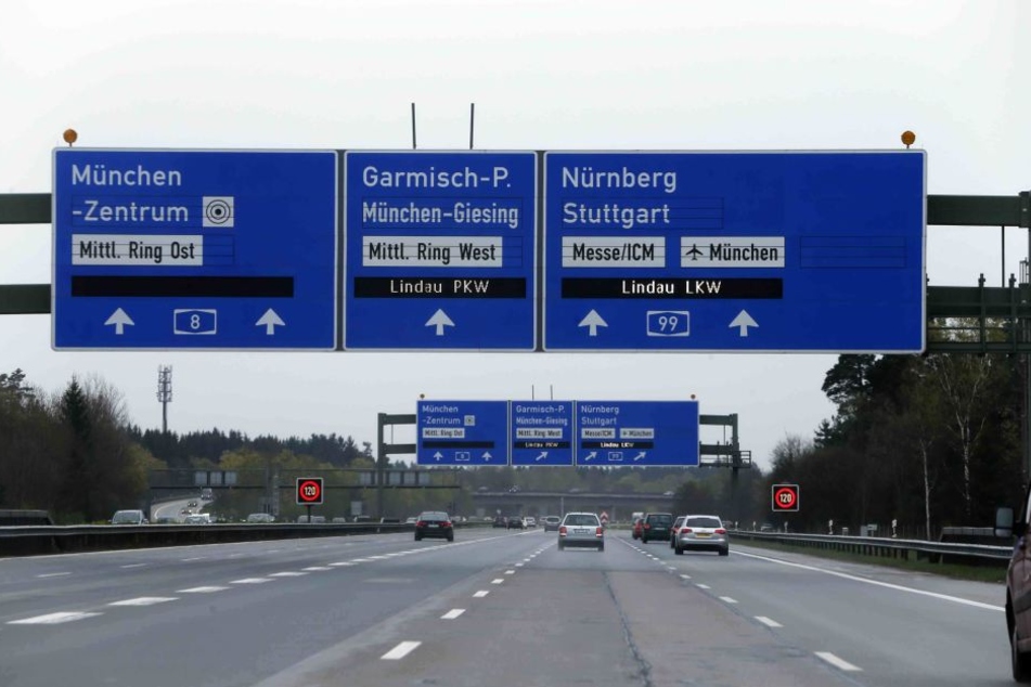 Vor dem Autobahnkreuz München-Süd kam es zu dem Crash. (Symbolbild)