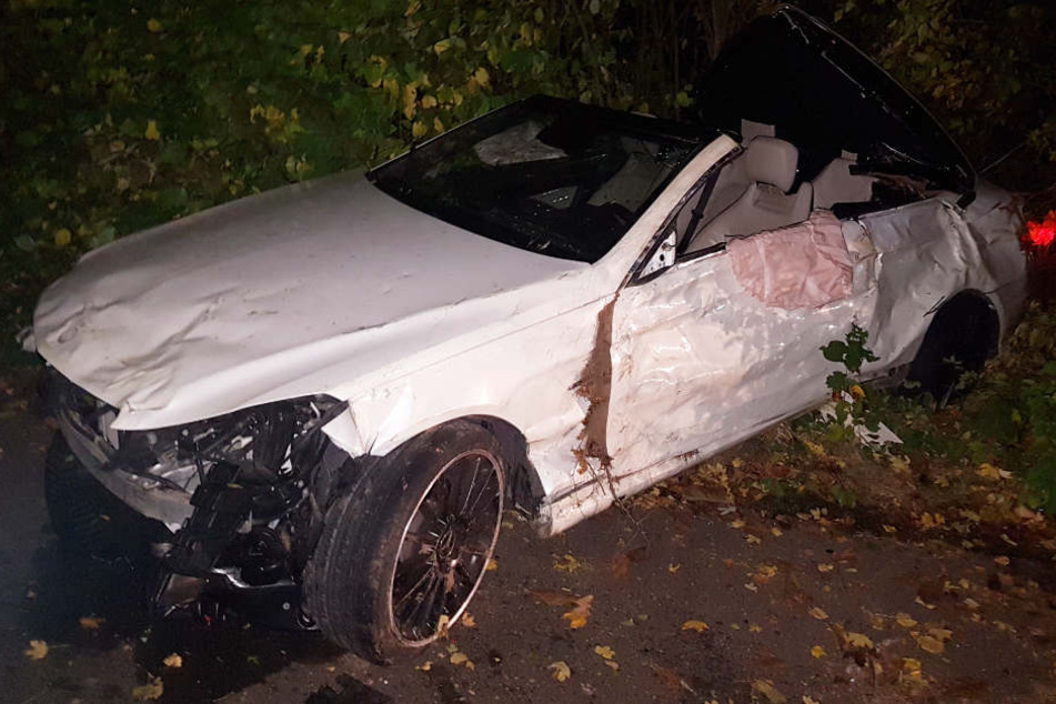 Das Auto erlitt Totalschaden und musste abgeschleppt werden.