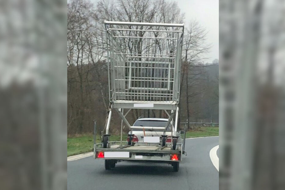 Das Foto der Polizei Dortmund zeigt einen überdimensionierten Einkaufswagen auf einem Anhänger eines Auto.