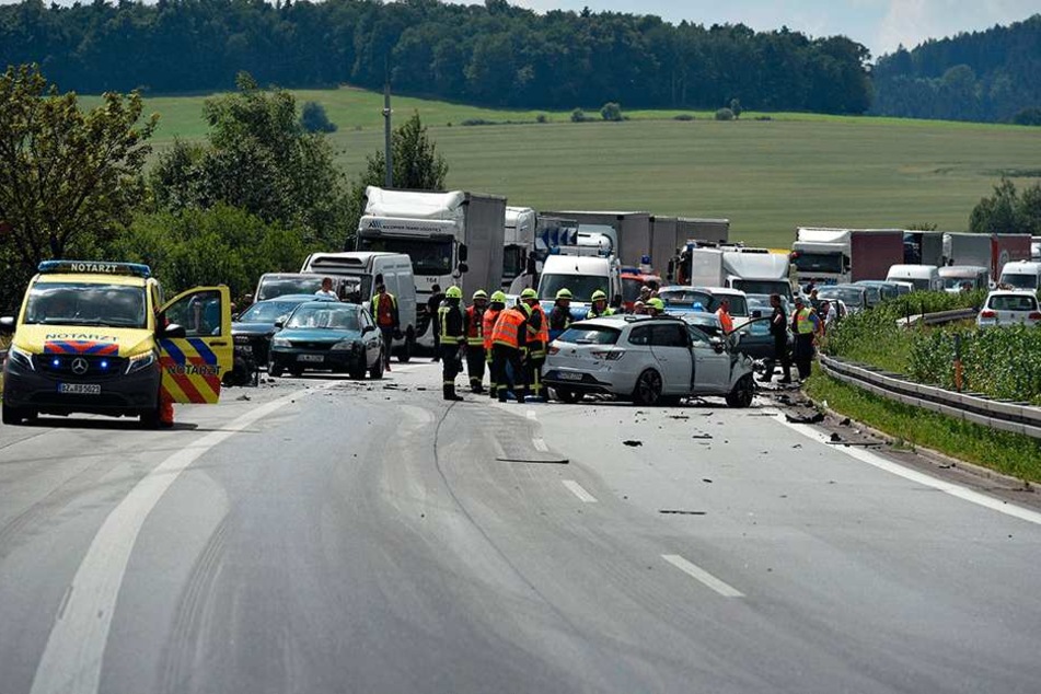 Der Frustpegel steigt: Immer wieder kommt es zu Staus nach Unfällen auf der
Autobahn 4 in Ostsachsen wie hier nahe Burkau.