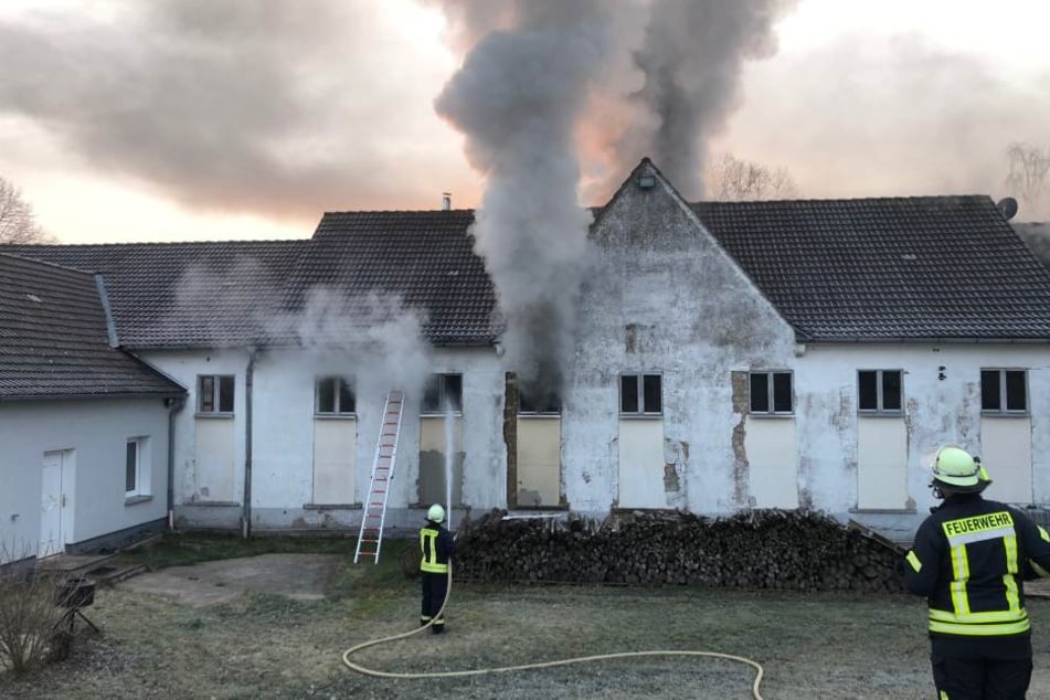 In der ersten Etage der Lagerhalle brach das Feuer aus.