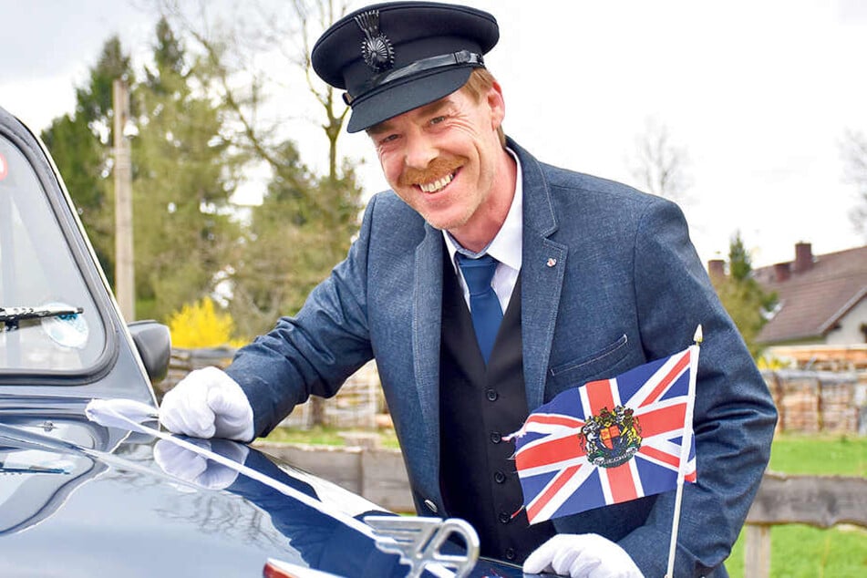 Das London-Taxi
ist
nicht das einzige
englische
Fahrzeug im
Fuhrpark von
Stefan Foltys (48).
Insgesamt hat er
zehn Autos aus
Großbritannien.