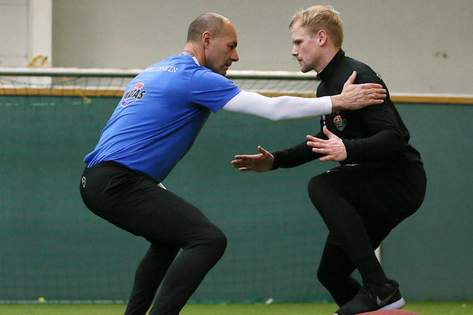 Das Aufbautraining absolviert Sören Bertram mit FCE-Fitnesscoach Werner
Schoupa. Im Januar will der 25-Jährige voll angreifen.