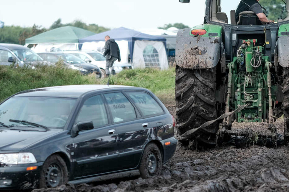 Ähnlich wie hier wollte der Rentner seinen eigenen Wagen von der Wiese ziehen - und geriet in der Folge unter den Traktor. (Symbolbild)