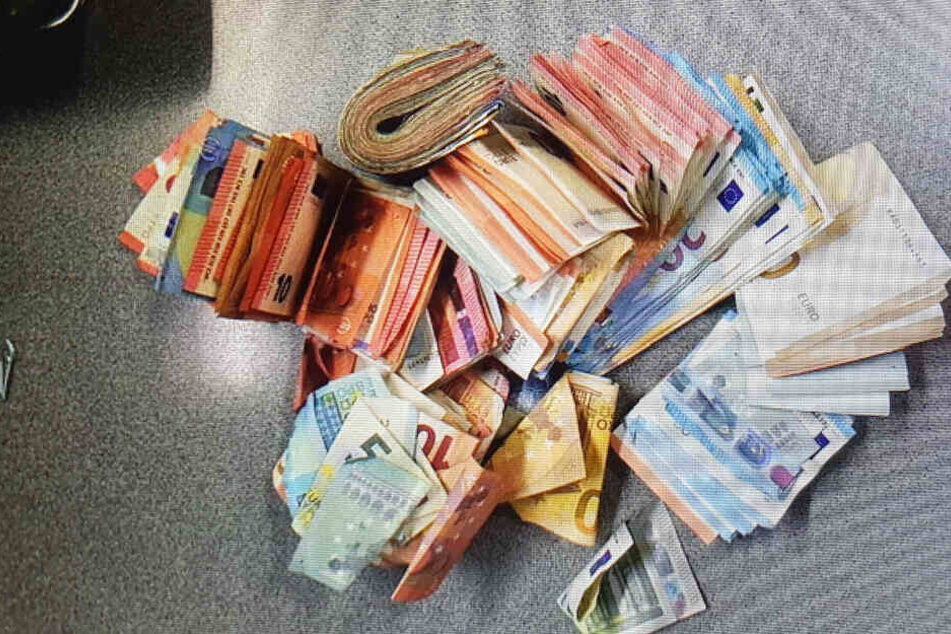Die Polizisten sicherten dieses Bündel Bargeld.